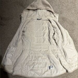 North Face women’s jacket
Oatmeal color
So soft inside!
Some pilling, no stains.
